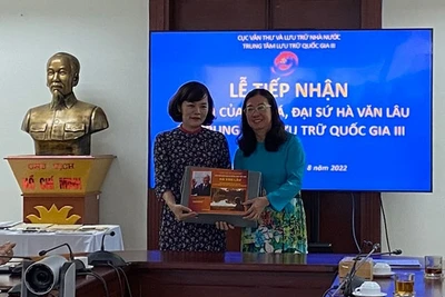 Trung tâm Lưu trữ Quốc gia III tiếp nhận tài liệu của Đại tá, nhà ngoại giao Hà Văn Lâu