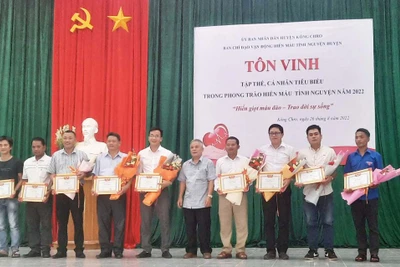 Kông Chro tôn vinh 29 tập thể, cá nhân trong phong trào hiến máu tình nguyện