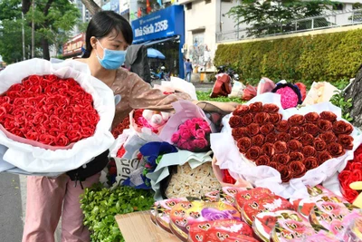 Lễ tình nhân 14.2: Nhiều người 'chịu chơi' tặng hoa bằng tiền thật vài chục triệu đồng