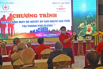 Pleiku trao tặng 2.000 máy do huyết áp cho người cao tuổi