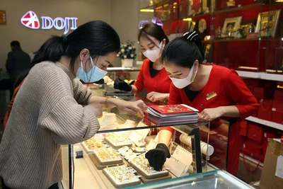 Giá vàng chạm mốc 66 triệu đồng, tỷ giá trung tâm quay đầu đi xuống