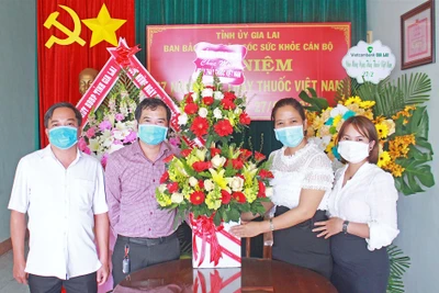 Lãnh đạo Báo Gia Lai thăm, chúc mừng các đơn vị y tế nhân dịp 27-2