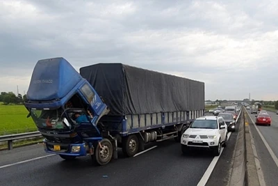 Cao tốc TP. Hồ Chí Minh - Trung Lương ùn tắc gần 10 km vì xe tải chết máy giữa đường