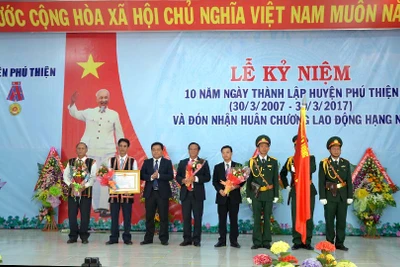 Phú Thiện: Kỷ niệm 10 năm thành lập và đón nhận Huân chương Lao động hạng nhì