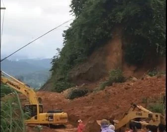 Giao thông tê liệt trên tuyến đường nối Cửa khẩu QT Bờ Y với Lào