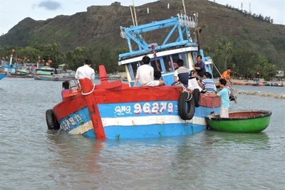 Một tàu cá ngư dân Quảng Ngãi gặp nạn chìm trên biển