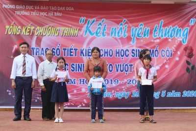 Tặng 3 sổ tiết kiệm cho học sinh khó khăn