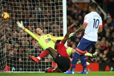 Pogba 'nhảy múa' tại Old Trafford, Man United chỉ còn kém Arsenal 3 điểm