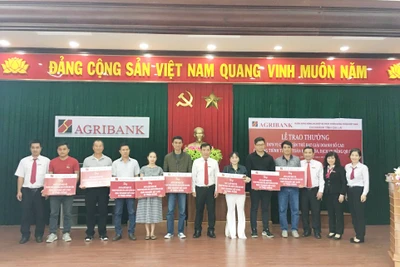 Agribank Gia Lai trao thưởng cho đơn vị thanh toán QR Code