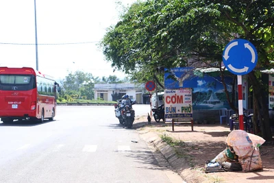 Biển báo giao thông "sống chung" với bảng hiệu quán cơm