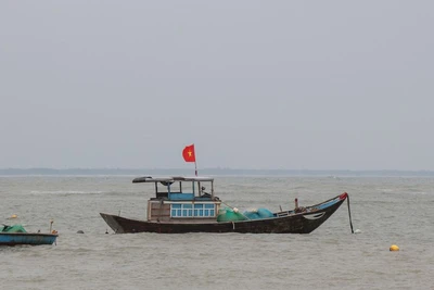 Người đàn ông bị sóng cuốn mất tích khi đang tắm biển