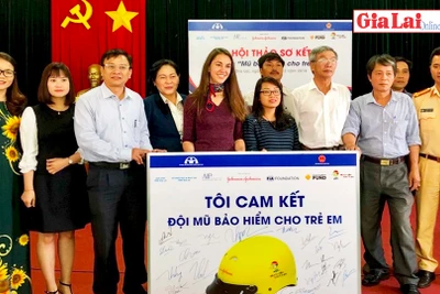 Tặng hơn 9.000 mũ bảo hiểm cho học sinh tiểu học