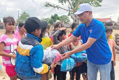 Mang niềm vui đến với làng Hek