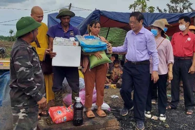 Chư Sê: Thăm, hỗ trợ gia đình bị cháy nhà tại xã Hbông