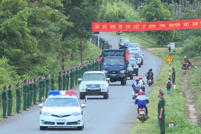 Đoàn xe đưa 18 hài cốt liệt sĩ quân tình nguyện và chuyên gia Việt Nam đã về đến đất Mẹ