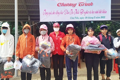 Tặng 400 suất quà cho hộ nghèo, học sinh khó khăn xã Đak Tơ Ve