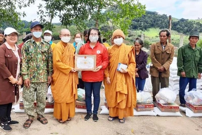 Tặng 300 suất quà cho hộ nghèo, khó khăn xã Krong