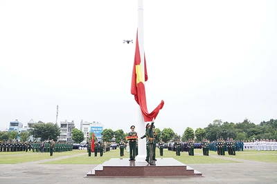 Gia Lai: Trang trọng tổ chức lễ Thượng cờ nhân kỷ niệm 132 năm Ngày sinh Chủ tịch Hồ Chí Minh và 90 năm Ngày thành lập tỉnh