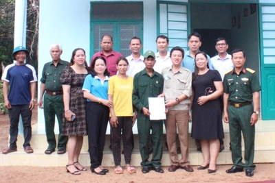 Trao nhà "Đại đoàn kết" và hỗ trợ sinh kế cho hộ nghèo ở huyện Ia Grai