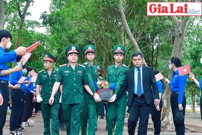 Đất mẹ yêu thương đón các anh về