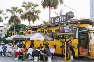 4 năm lượm rác về làm... Cafe bus