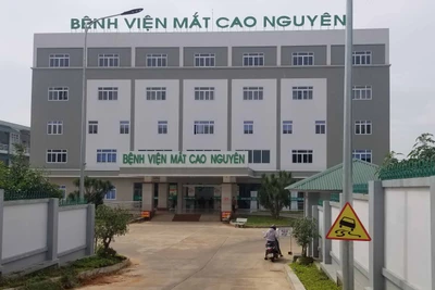 Khám, kiểm tra tình trạng bệnh nhân bị biến chứng sau phẫu thuật mắt