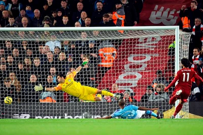 Đè bẹp Man City 3-1, Liverpool 'cô độc' trên đỉnh