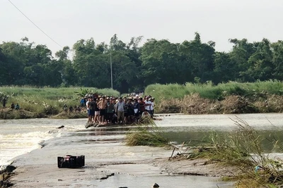 Chính quyền cấm đò "vô cảm", người dân liều mình lội sông chết đuối thương tâm