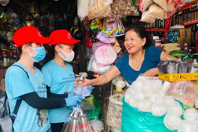 Prudential Gia Lai tặng quà cho tiểu thương tại Trung tâm Thương mại Pleiku