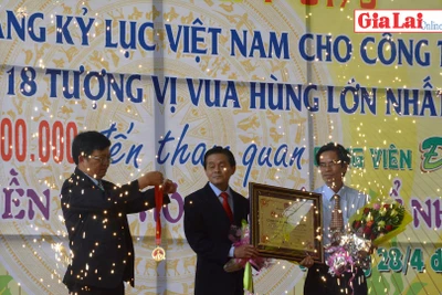 Lễ đón nhận Bằng kỷ lục quốc gia cho Công trình tượng Quốc Tổ và 18 tượng Vua Hùng tại Công viên Đồng Xanh