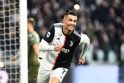 Ronaldo lập hat-trick, Juventus giữ vững đỉnh bảng