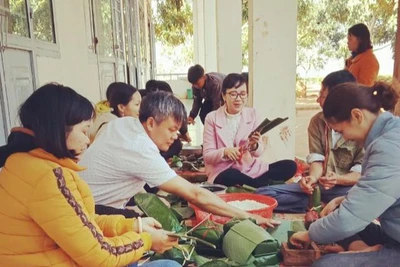 Giáo viên vùng khó Tây Nguyên gói bánh chưng tặng trò ăn Tết