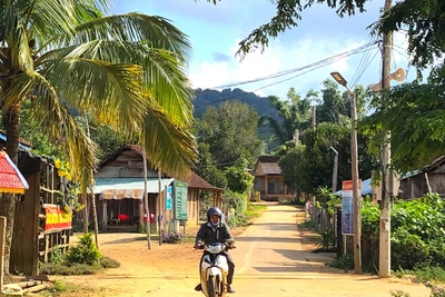 Đak Rong chung tay thắp sáng đường làng