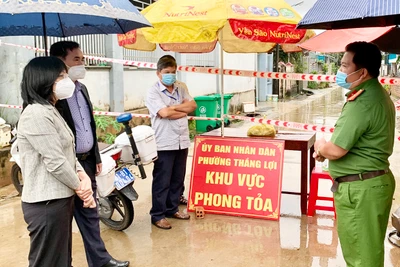 Phó Chủ tịch UBND tỉnh Nguyễn Thị Thanh Lịch kiểm tra phòng-chống dịch.