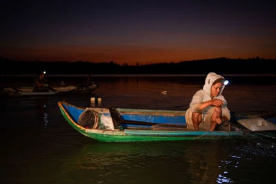 Kon Tum: Vùng đất nhìn đâu cũng thấy toàn là nước, mỗi người dân đi đánh cá có 5 "tấm lưới trời"