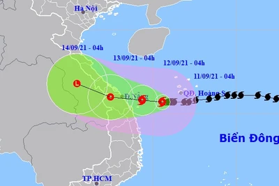 Bão số 5 giật cấp 12 hướng vào Quảng Trị-Quảng Ngãi, gây mưa lớn tới 350 mm/đợt