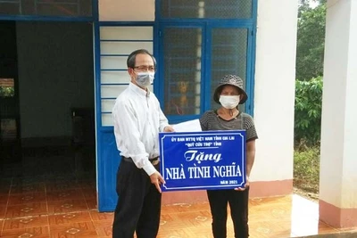 Bàn giao 4 căn "Nhà tình nghĩa", nhà "Nghĩa tình đồng đội" tại Đức Cơ và Chư Sê