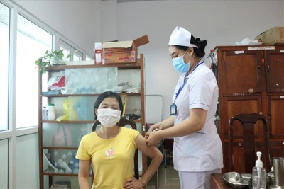 Hàng vạn giáo viên Đắk Lắk được tiêm vaccine chuẩn bị cho dạy học trực tiếp