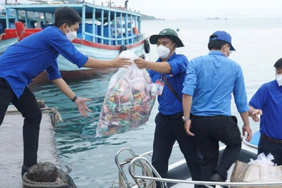 Mang quà Tết Trung thu đến với trẻ em xã đảo