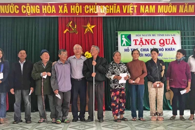 Tặng quà cho người mù có hoàn cảnh khó khăn ở An Khê