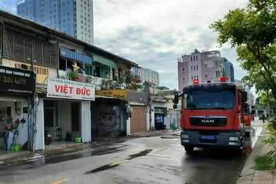 TP.HCM: Cháy lớn tại chung cư cũ, 2 người may mắn thoát nạn