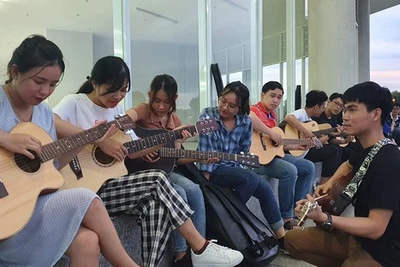 Nam sinh dạy đàn guitar miễn phí để giao lưu