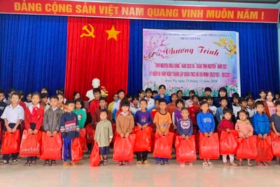 Tặng 80 suất quà cho học sinh nghèo vượt khó ở Ayun Pa