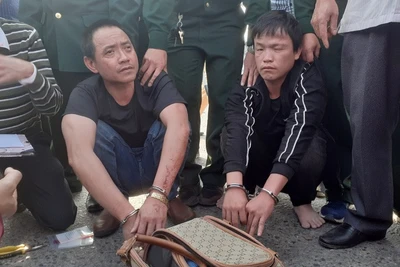 Biên phòng, công an bố ráp, bắt 3 kẻ dùng ôtô vận chuyển 14 bánh heroin