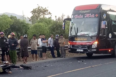 Kon Tum: Va chạm với xe khách, 2 thanh niên tử vong