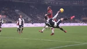 Video: Ronaldo ngả người móc bóng đem về penalty cho Juventus