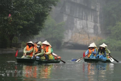 Ngắm non nước hữu tình Tràng An trong tiết trời xuân