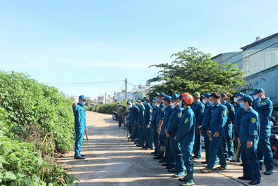UBND phường Diên Hồng ra quân dọn dẹp vệ sinh môi trường