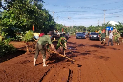 Đoàn viên thanh niên Công an Đức Cơ dọn bùn đất trên quốc lộ sau mưa lớn