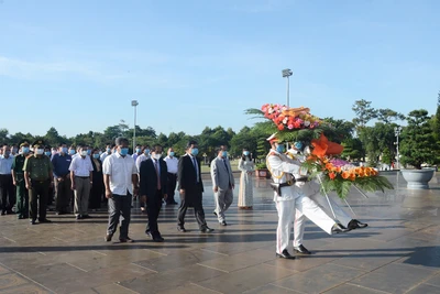 Lãnh đạo tỉnh Gia Lai dâng hoa, dâng hương tưởng niệm Chủ tịch Hồ Chí Minh